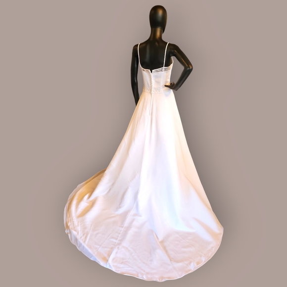 White A-Line Scoopneck Bead Detail Wedding Gown - Picture 2 of 3